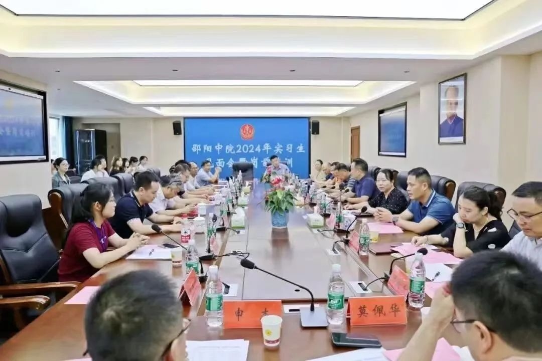 湘大公司领导和教师集体送学生赴实习单位报到